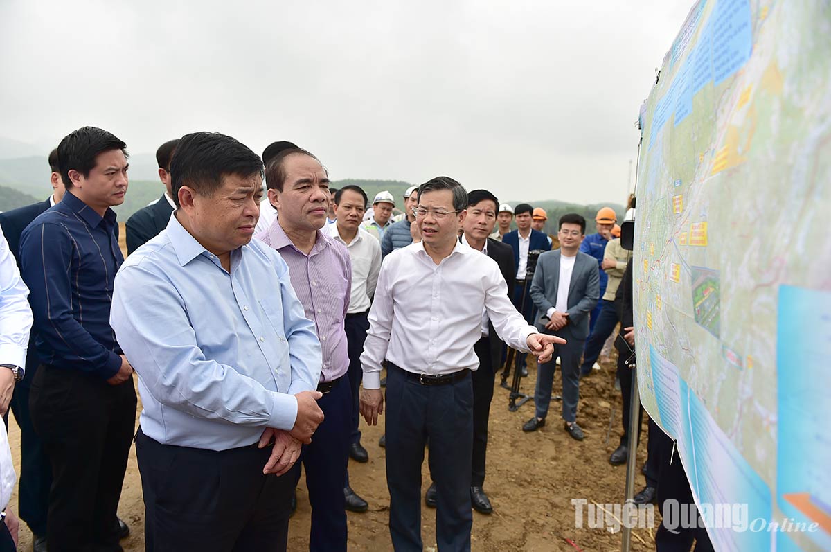 Bộ trưởng Bộ Kế hoạch và Đầu tư Nguyễn Chí Dũng kiểm tra tiến độ Dự án cao tốc Tuyên Quang - Hà Giang